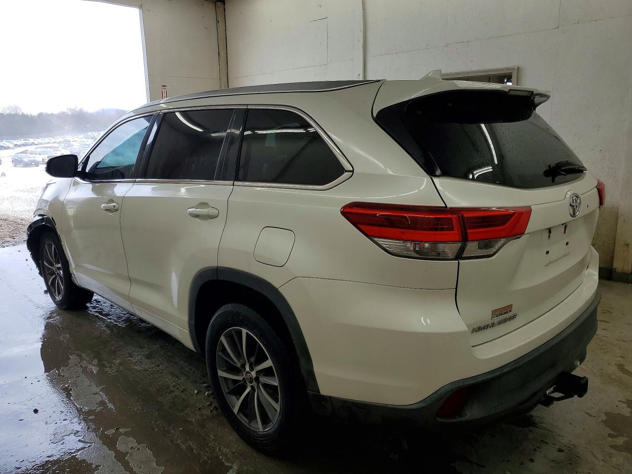 2017 TOYOTA HIGHLANDER XLE photo 2