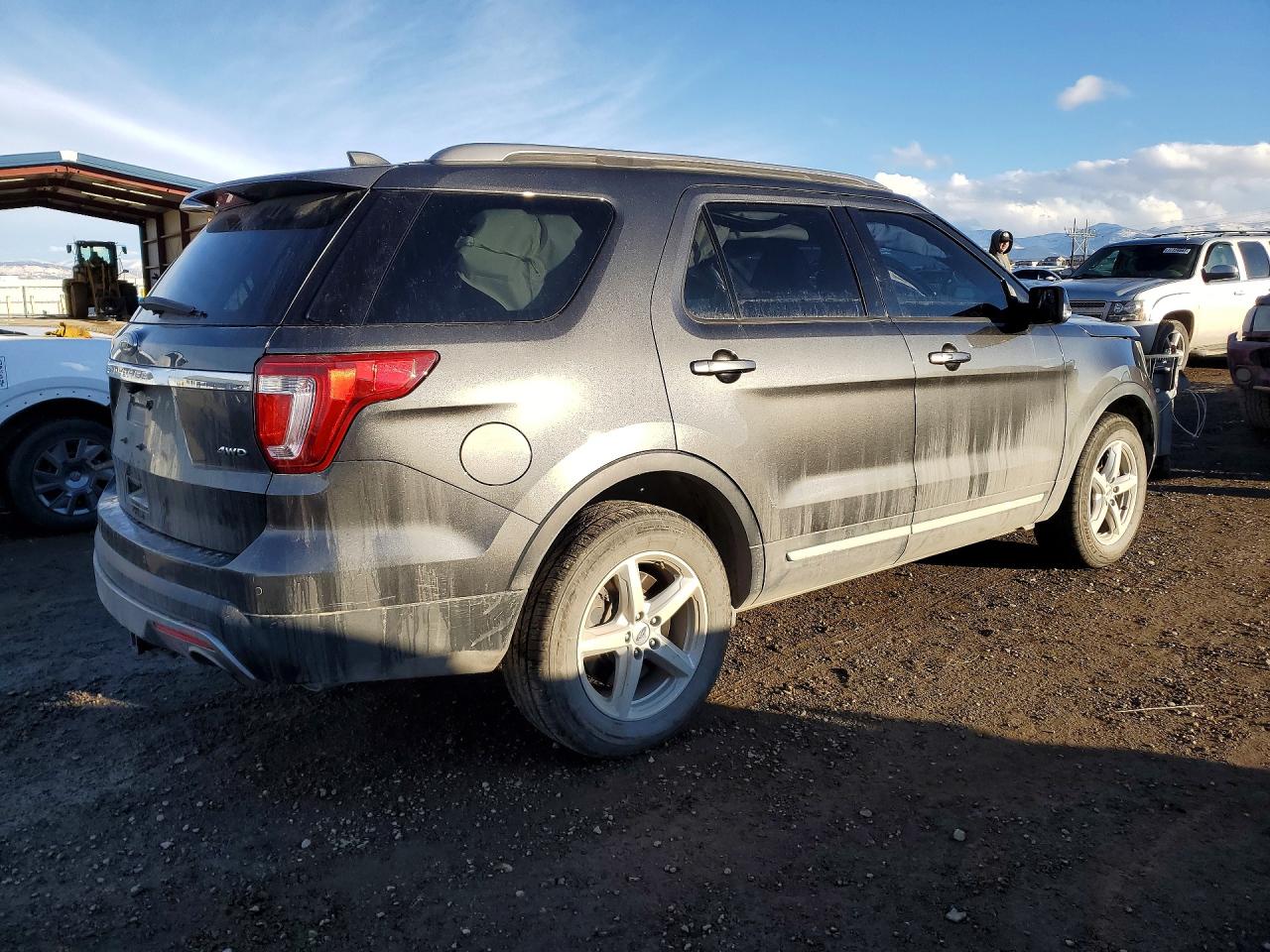 2017 FORD EXPLORER XLT photo 3