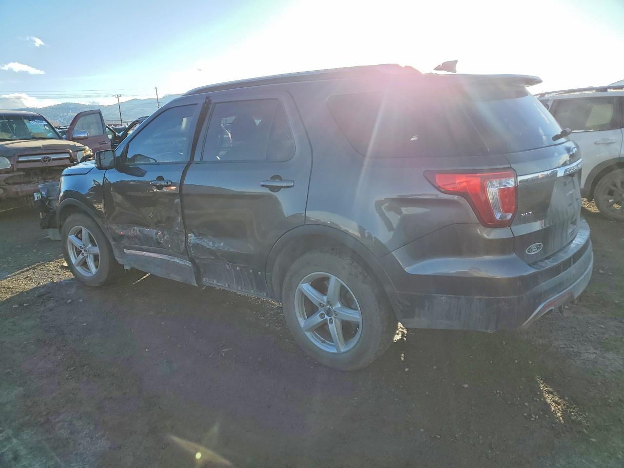 2017 FORD EXPLORER XLT photo 2