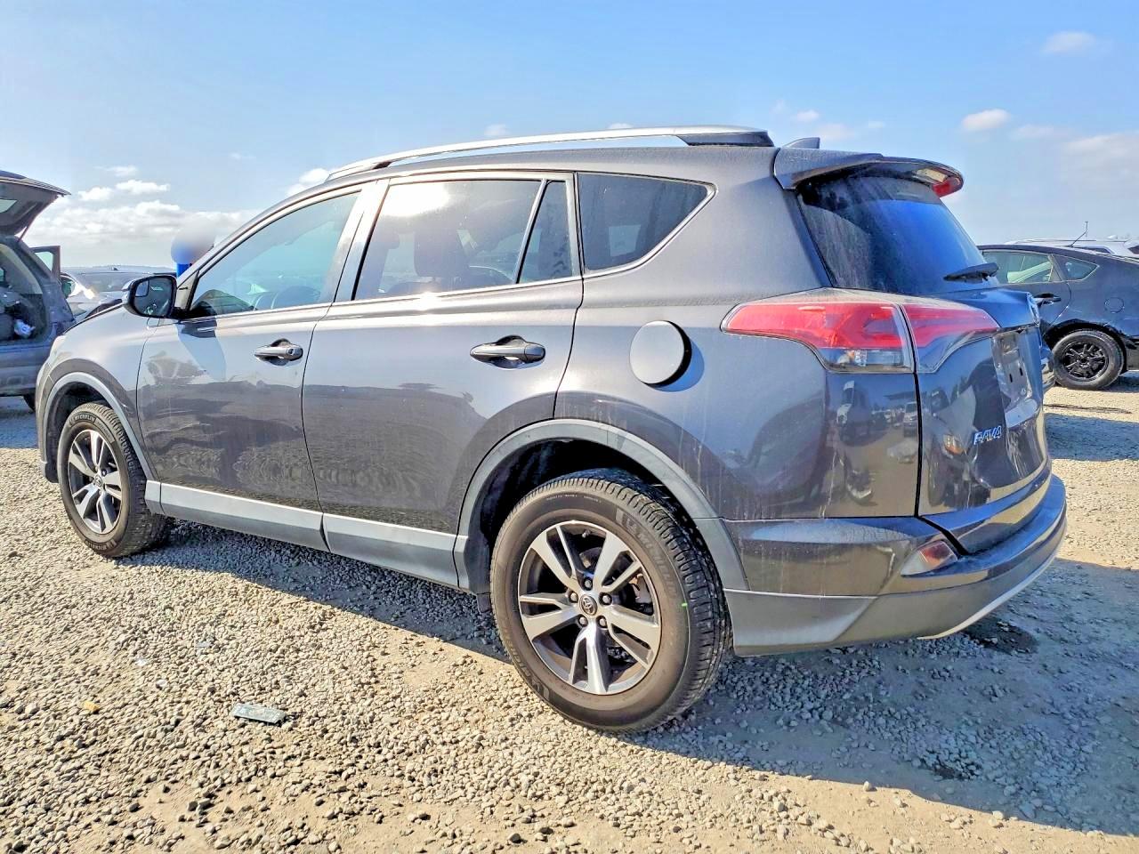2016 TOYOTA RAV4 XLE photo 3