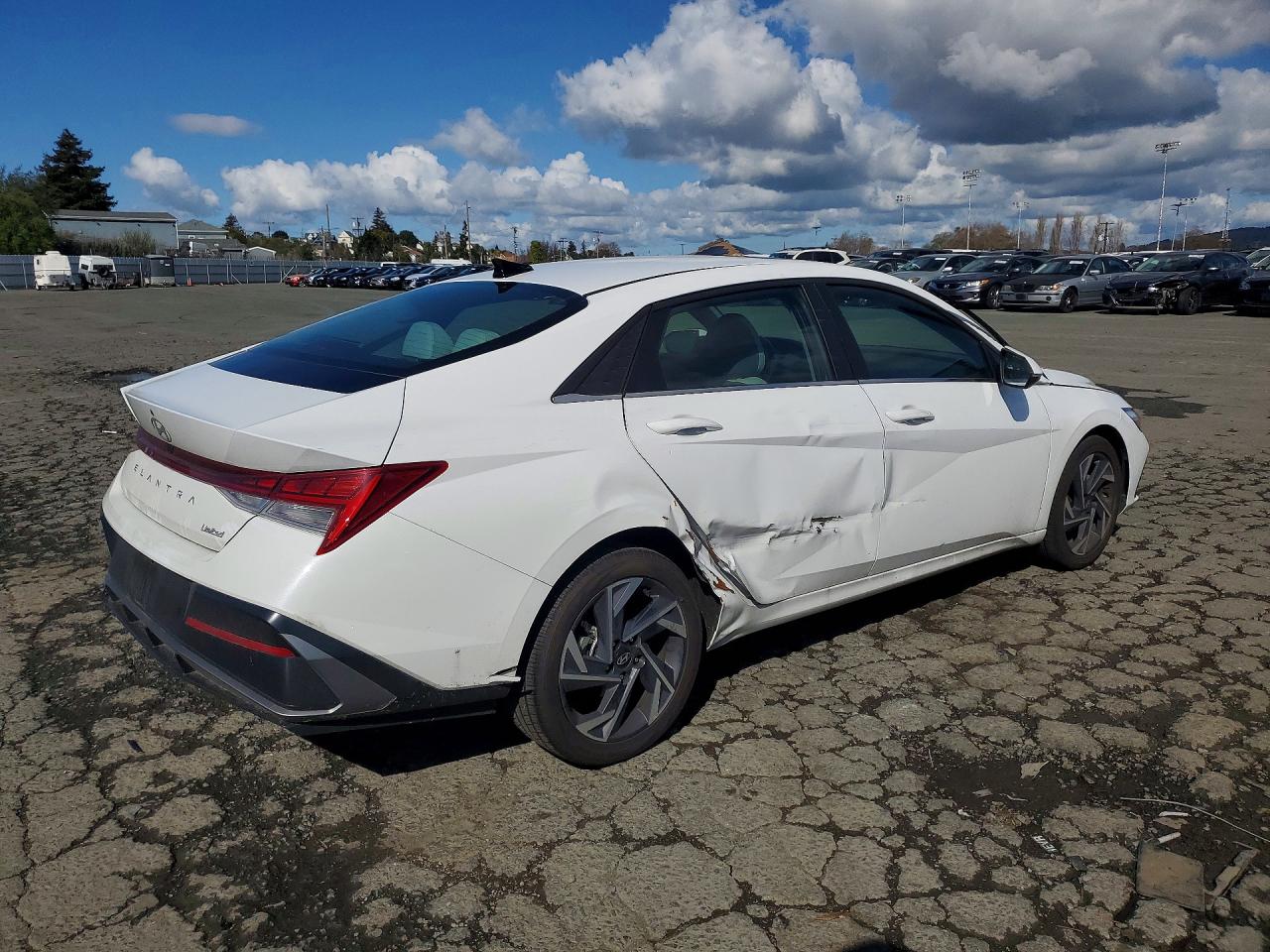 2025 HYUNDAI ELANTRA LIMITED photo 3