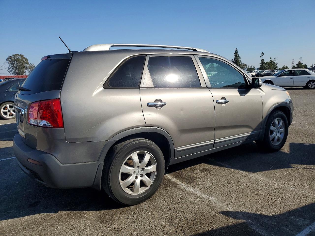 2013 KIA SORENTO LX photo 5