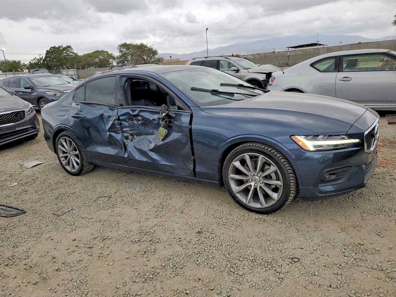 2021 VOLVO S60 T5 MOMENTUM photo 4