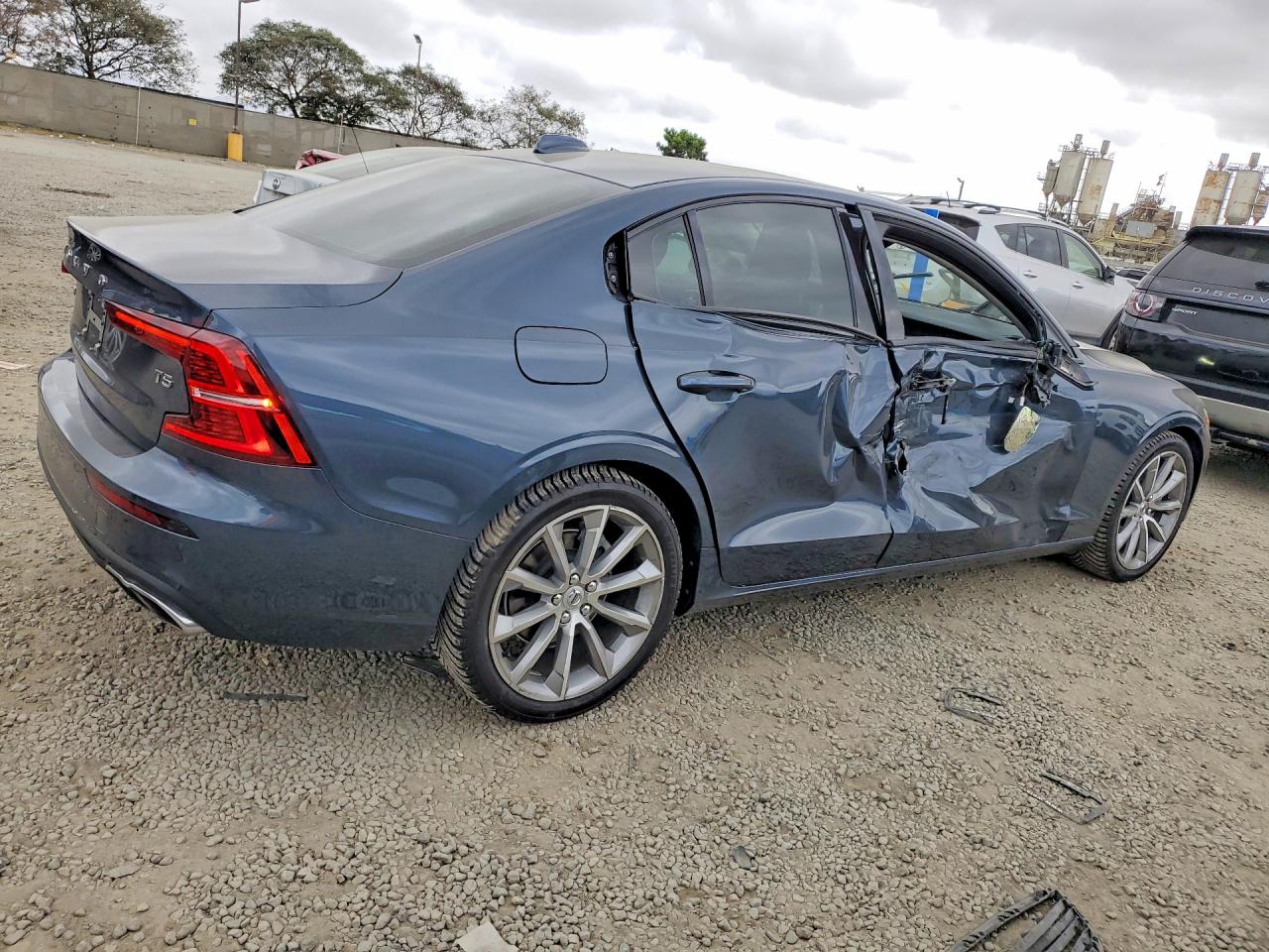 2021 VOLVO S60 T5 MOMENTUM photo 3