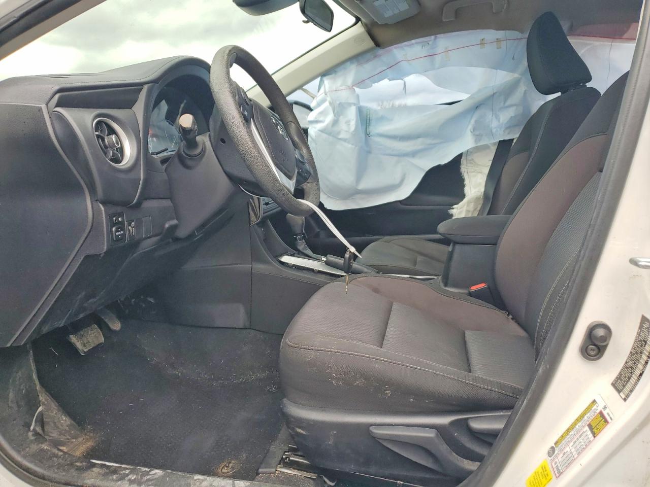 2017 TOYOTA COROLLA LE photo 13