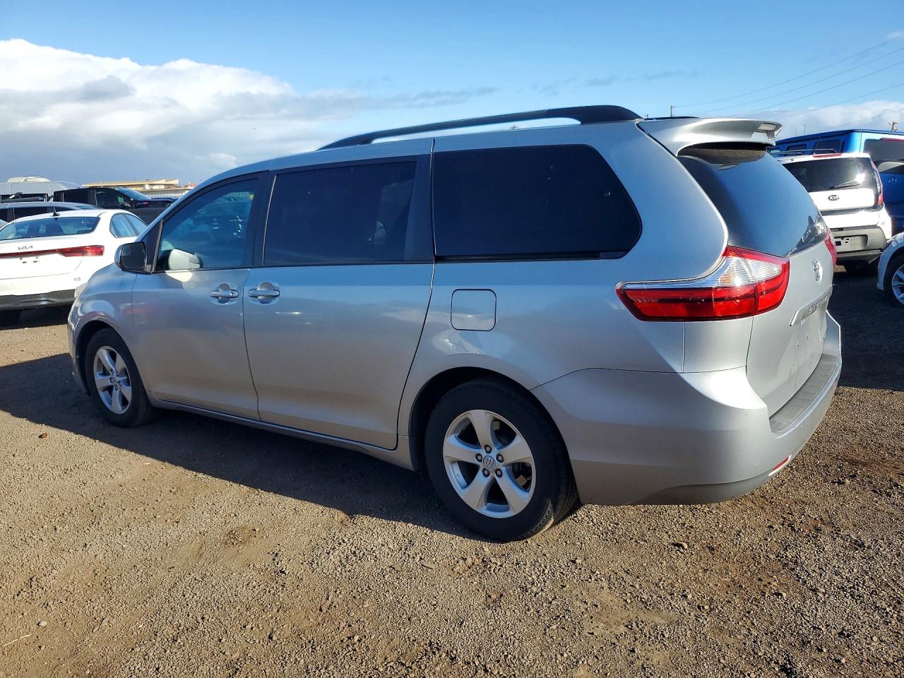 2016 TOYOTA SIENNA photo 3