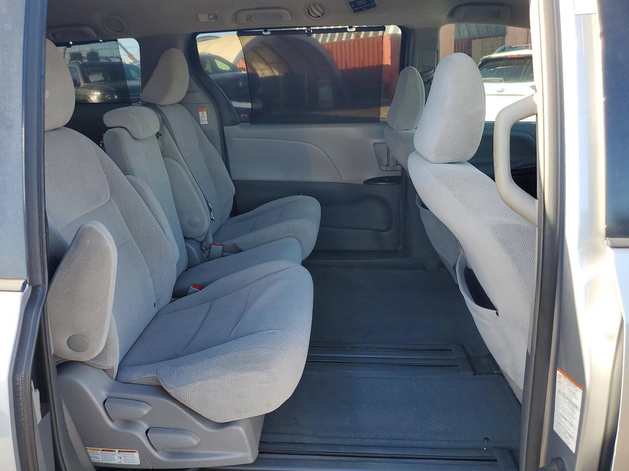 2016 TOYOTA SIENNA photo 21