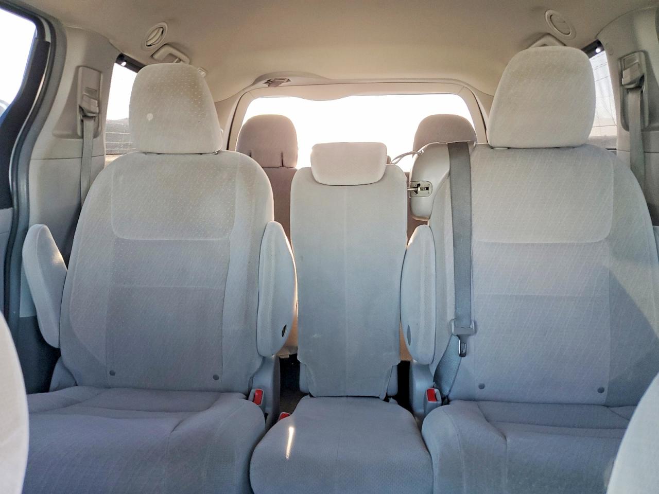 2016 TOYOTA SIENNA photo 19