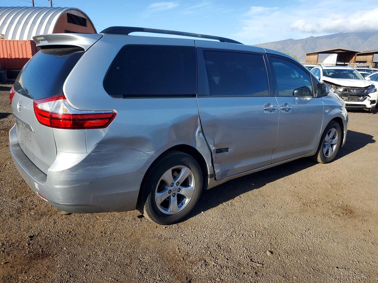 2016 TOYOTA SIENNA photo 5
