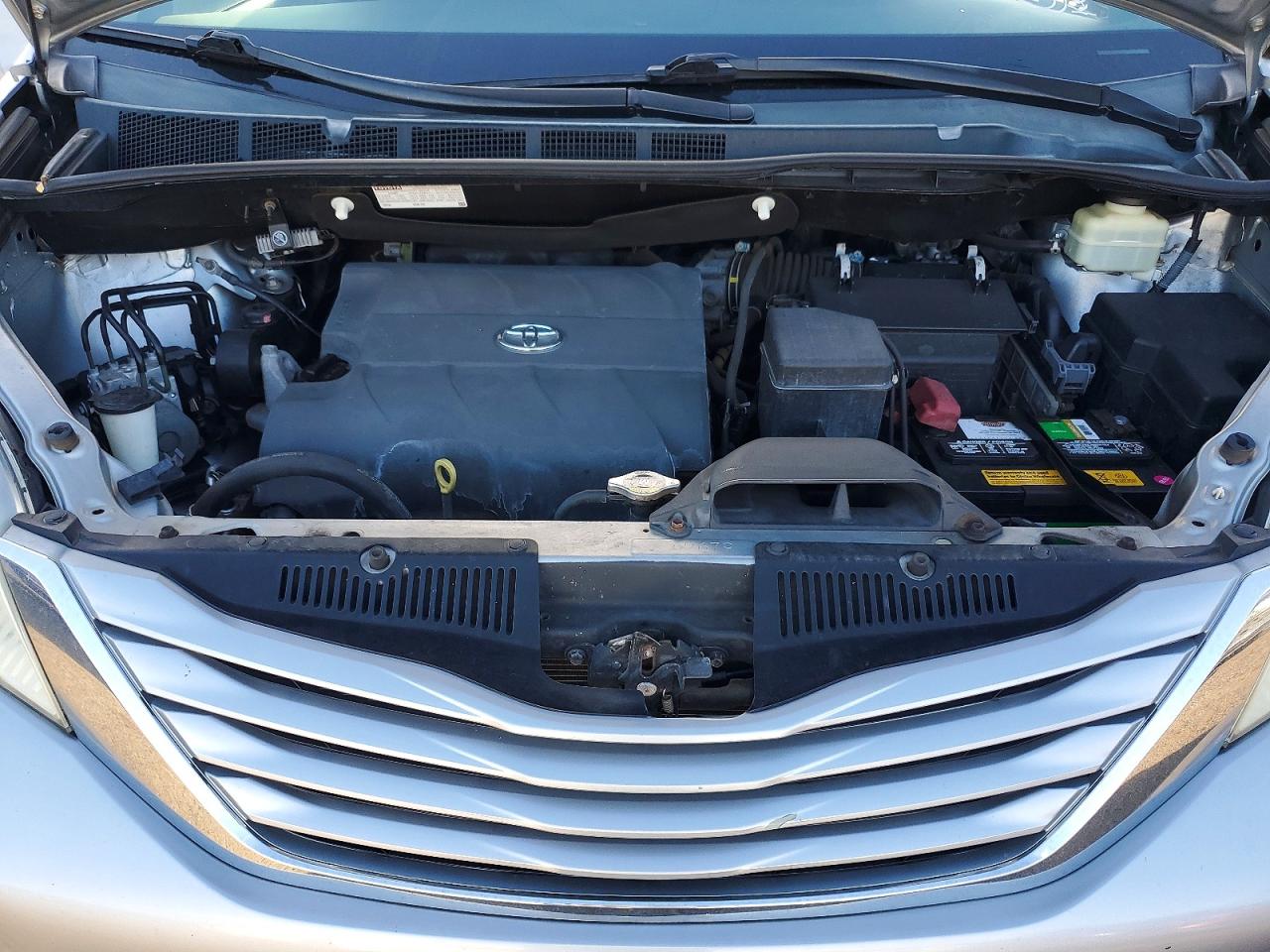 2016 TOYOTA SIENNA photo 23
