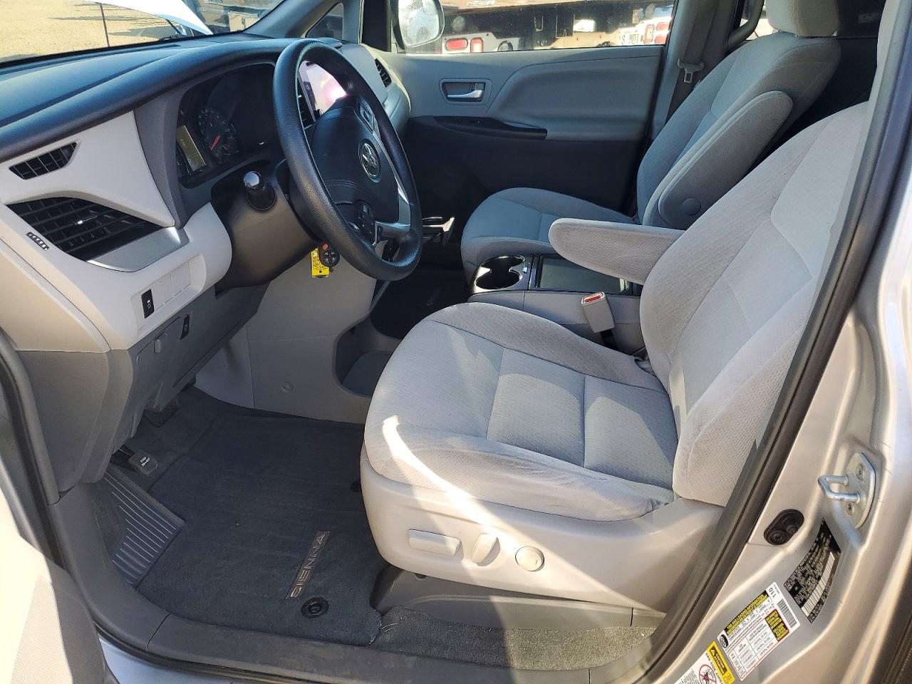 2016 TOYOTA SIENNA photo 13