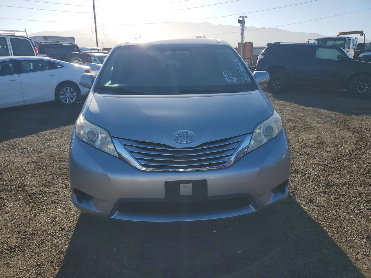 2016 TOYOTA SIENNA photo 9