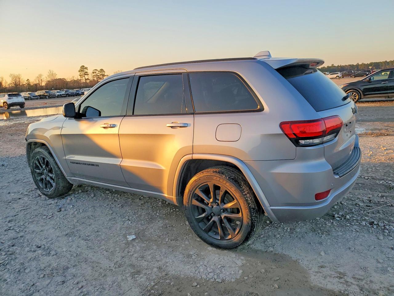 2019 JEEP GRAND CHEROKEE LAREDO photo 3