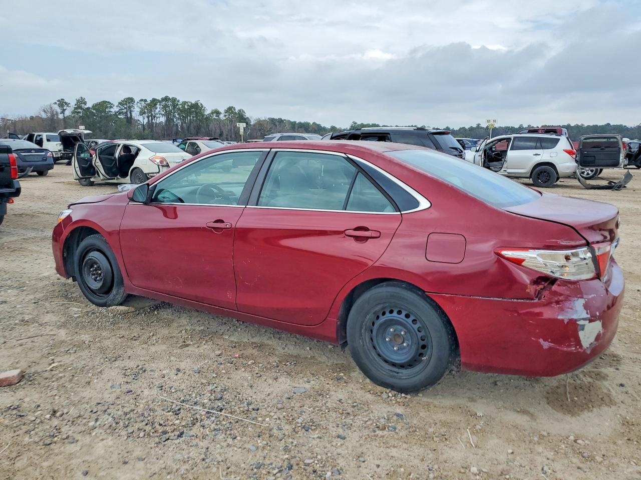 2015 TOYOTA CAMRY LE photo 2