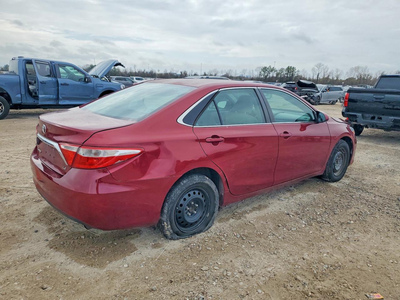 2015 TOYOTA CAMRY LE photo 3