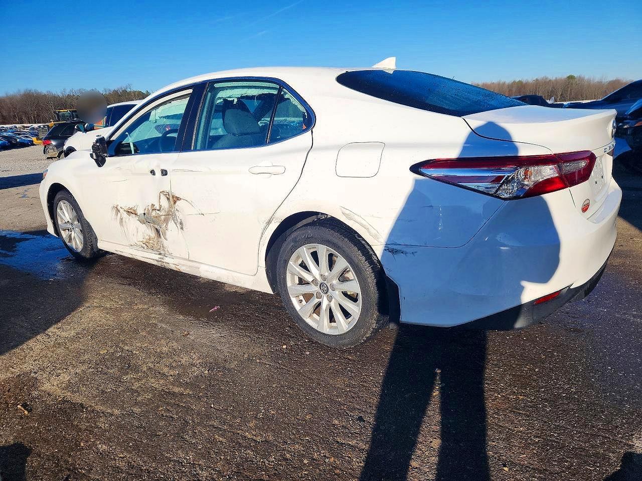 2020 TOYOTA CAMRY LE photo 3