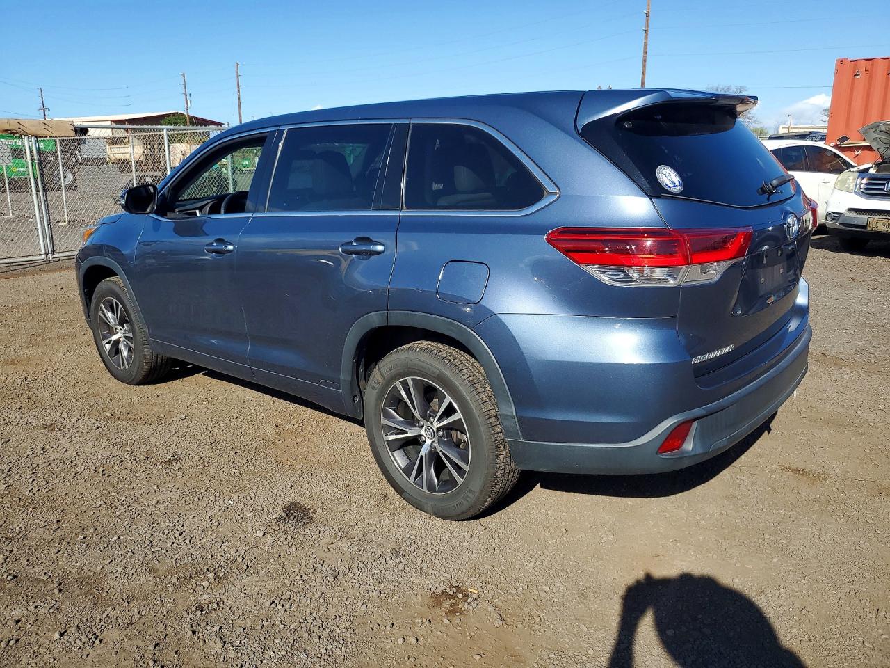 2017 TOYOTA HIGHLANDER LE photo 4