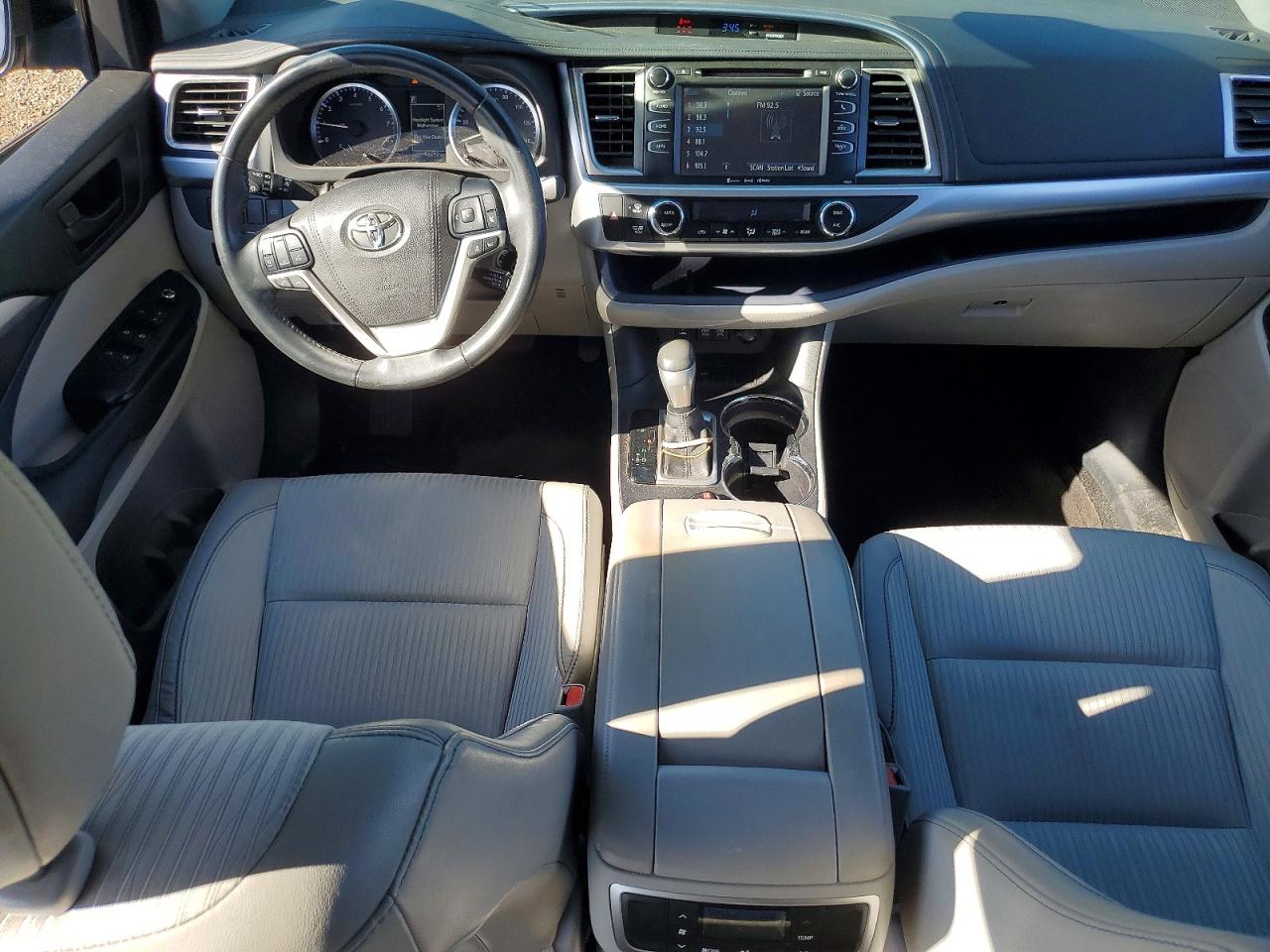 2017 TOYOTA HIGHLANDER LE photo 22