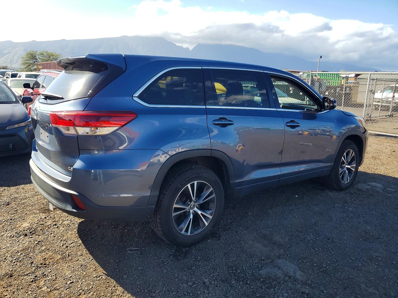 2017 TOYOTA HIGHLANDER LE photo 7