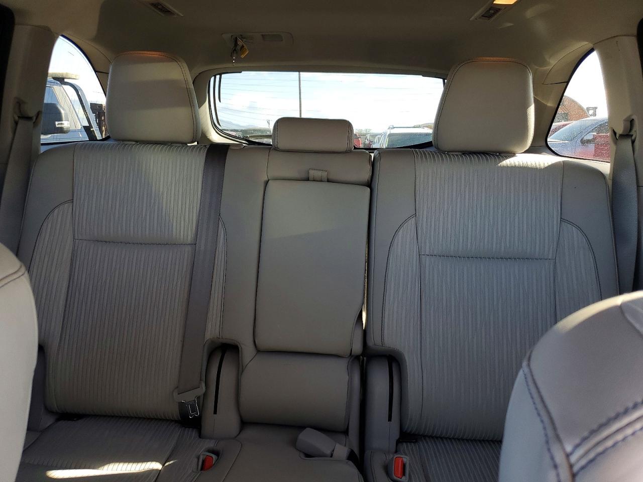 2017 TOYOTA HIGHLANDER LE photo 28