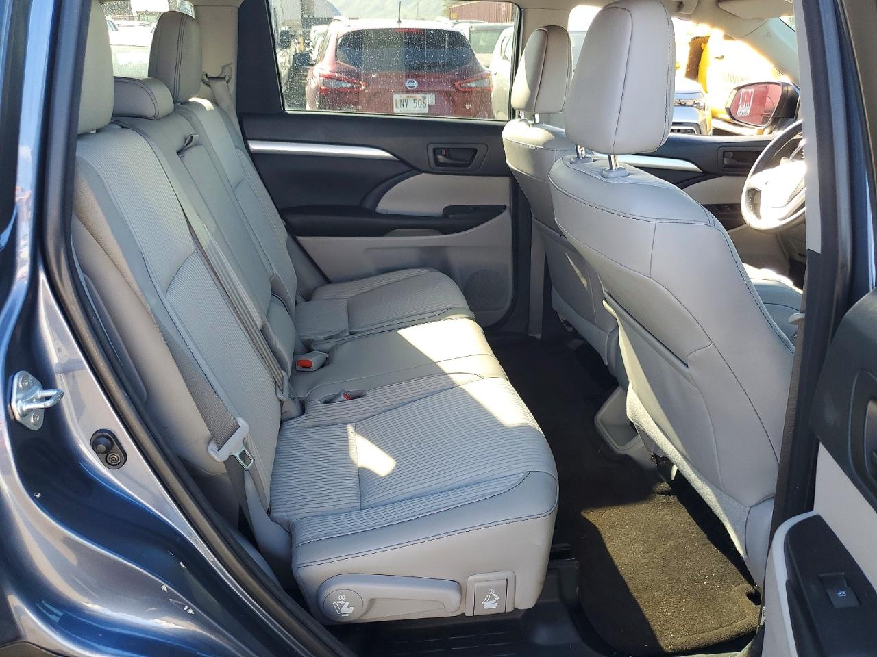 2017 TOYOTA HIGHLANDER LE photo 31