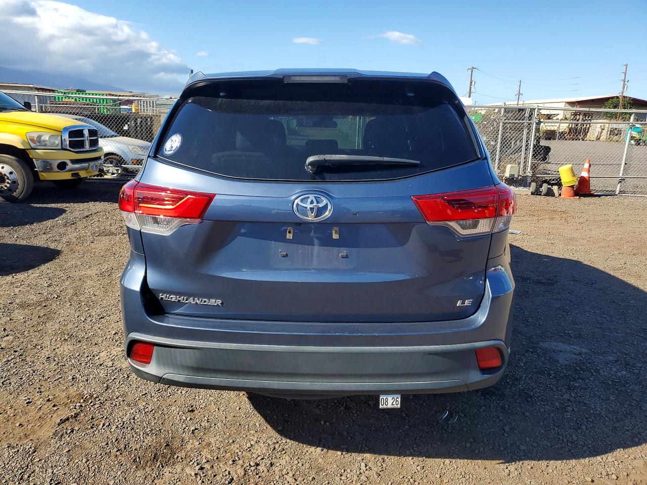 2017 TOYOTA HIGHLANDER LE photo 16
