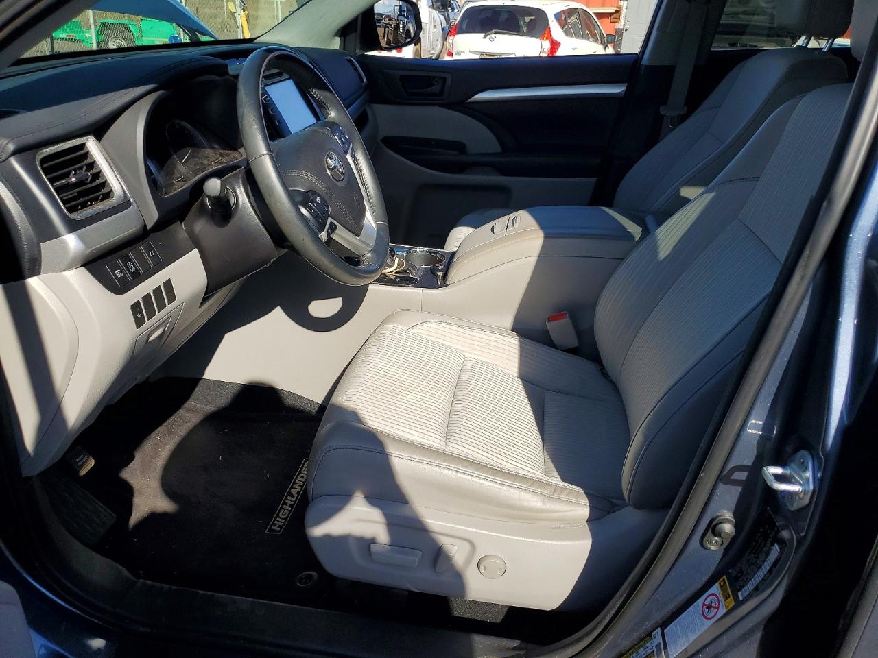 2017 TOYOTA HIGHLANDER LE photo 19