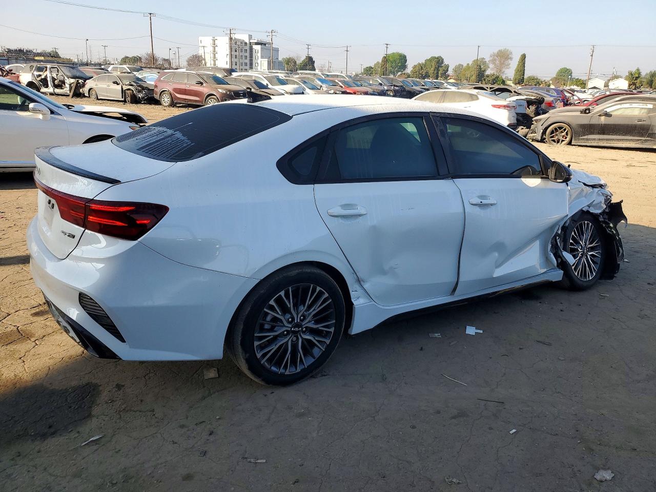 2023 KIA FORTE GT LINE photo 3