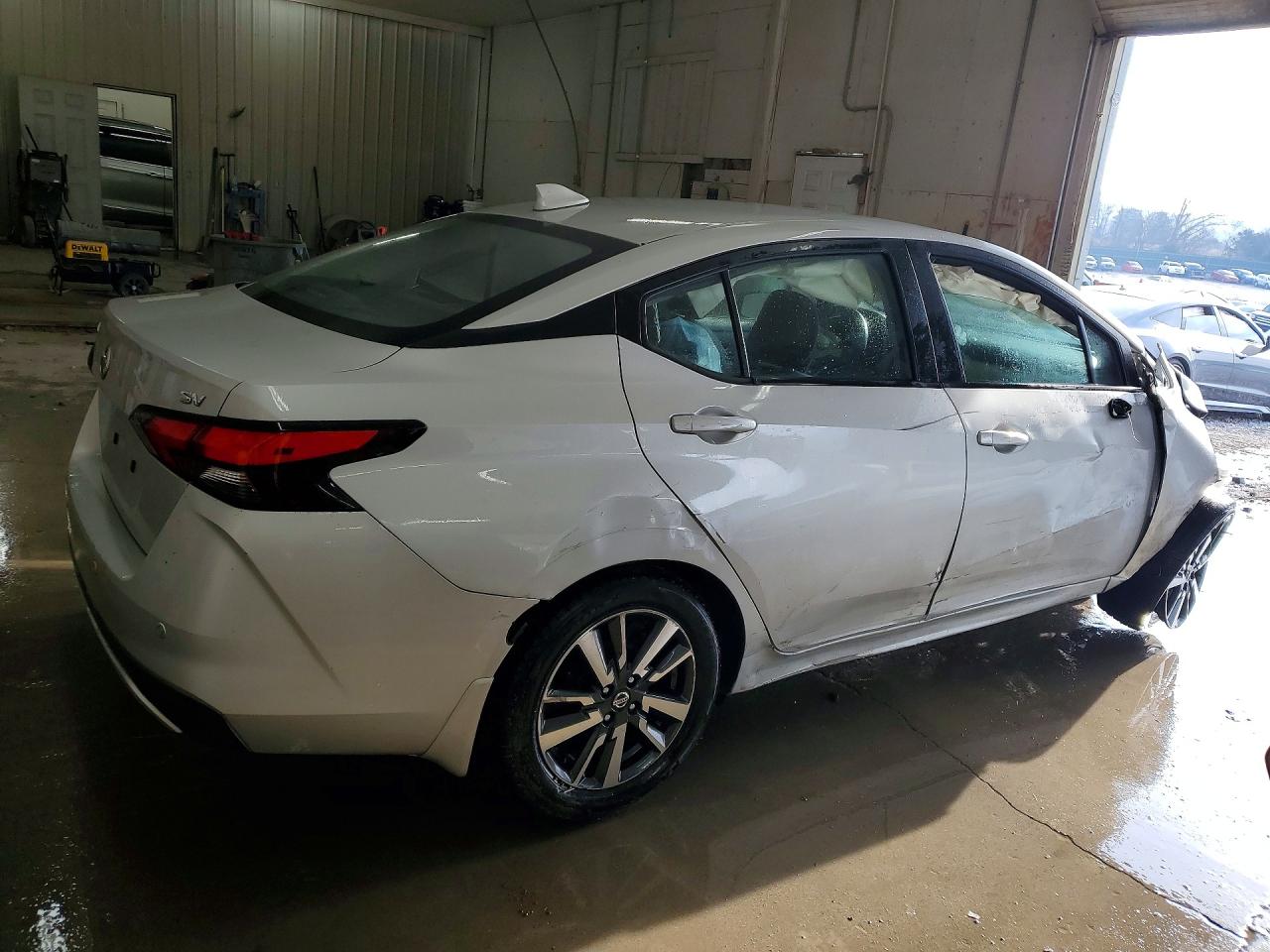 2021 NISSAN VERSA SV photo 3