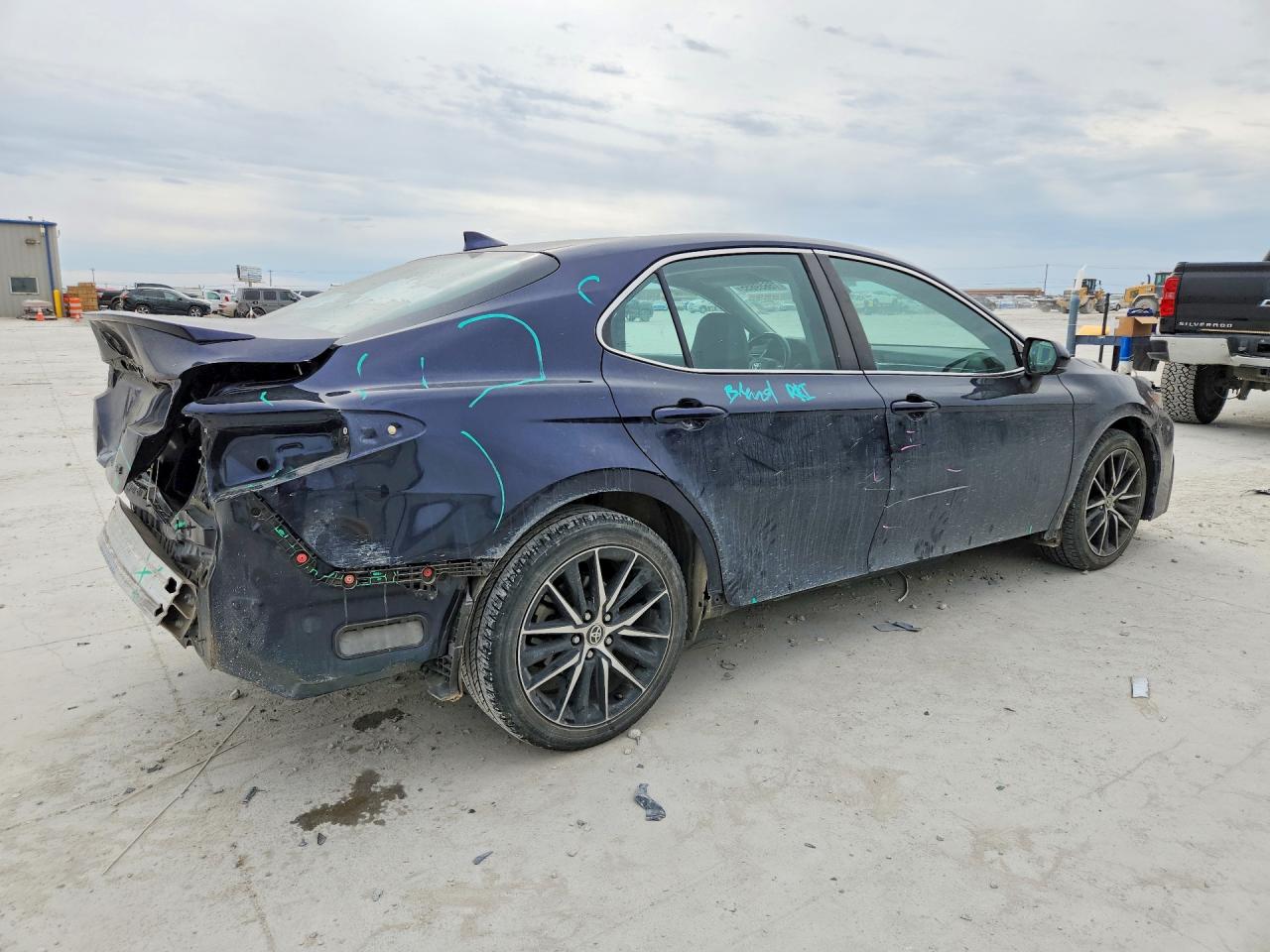 2021 TOYOTA CAMRY SE photo 3
