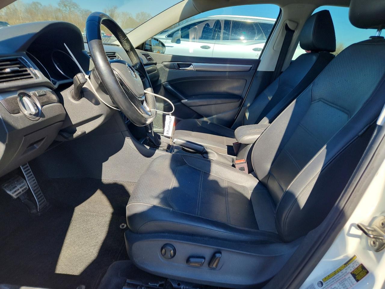 2017 VOLKSWAGEN PASSAT R-LINE photo 7