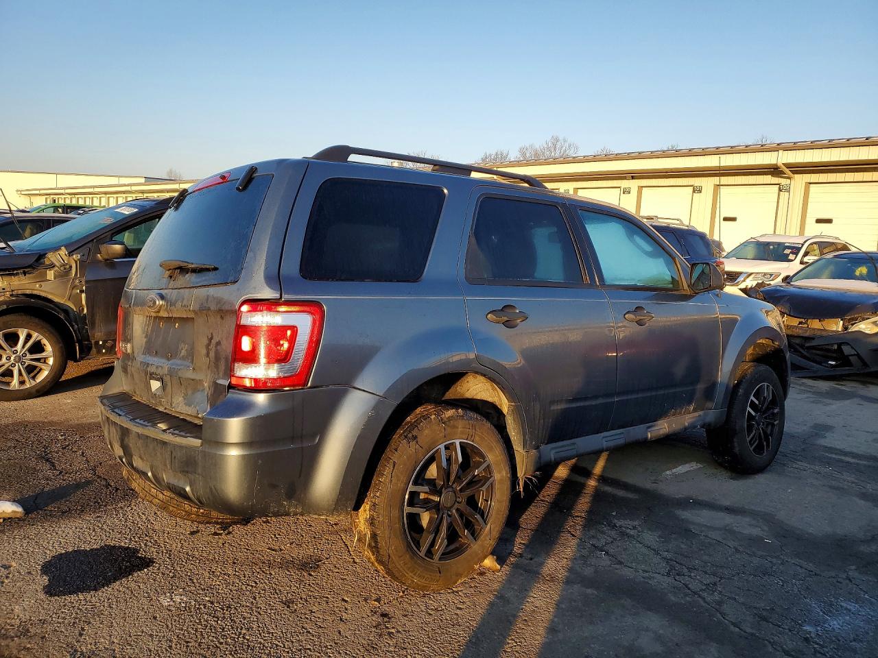 2010 FORD ESCAPE XLT photo 5