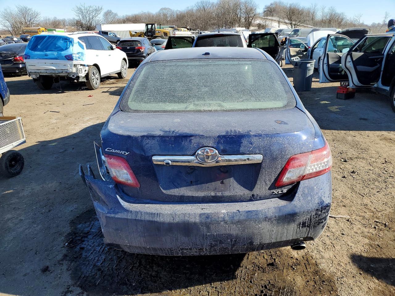 2011 TOYOTA CAMRY SE photo 11