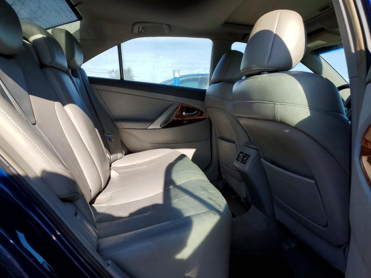 2011 TOYOTA CAMRY SE photo 19
