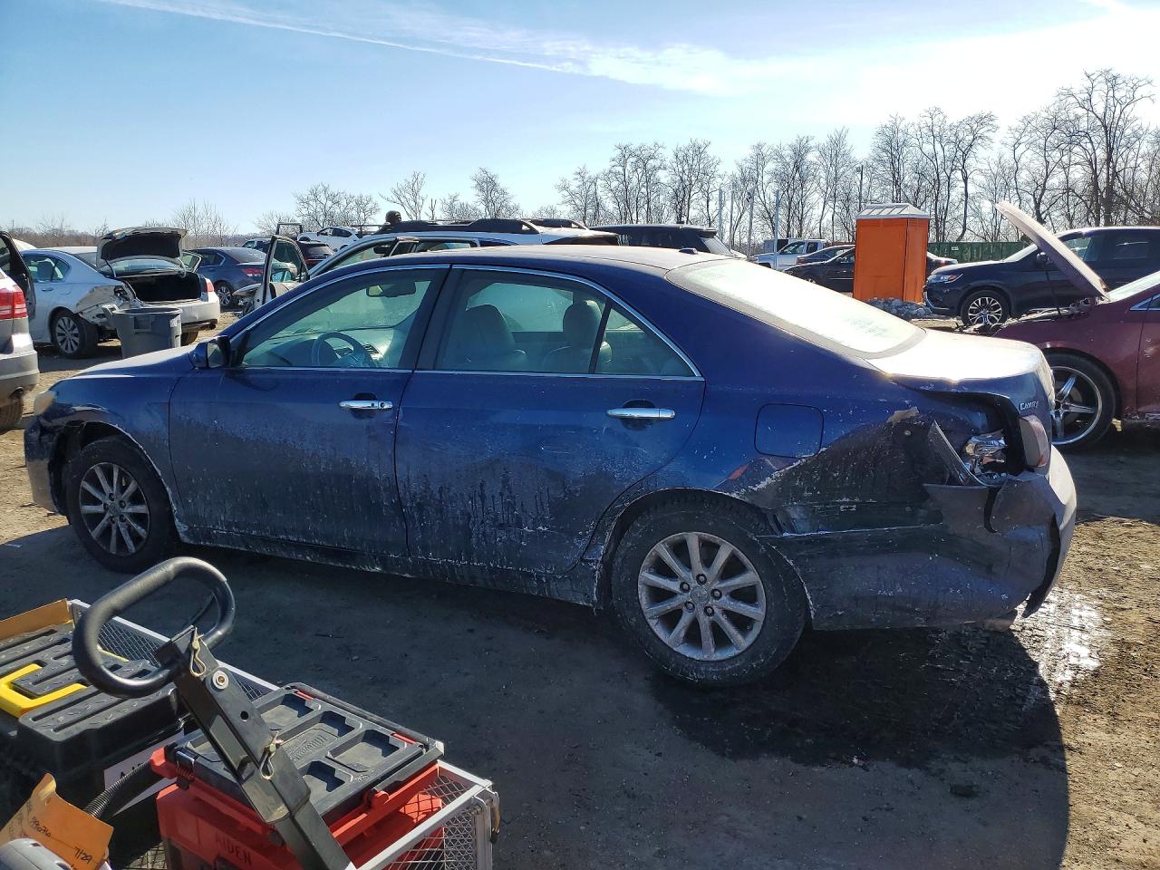 2011 TOYOTA CAMRY SE photo 3