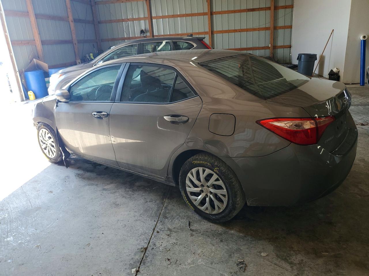 2018 TOYOTA COROLLA LE photo 2