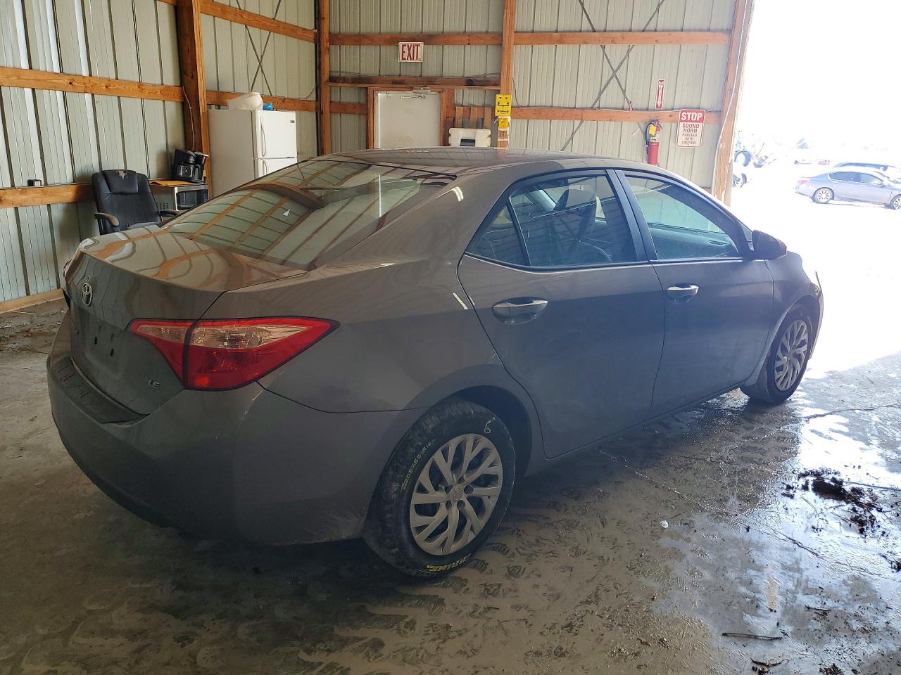 2018 TOYOTA COROLLA LE photo 3