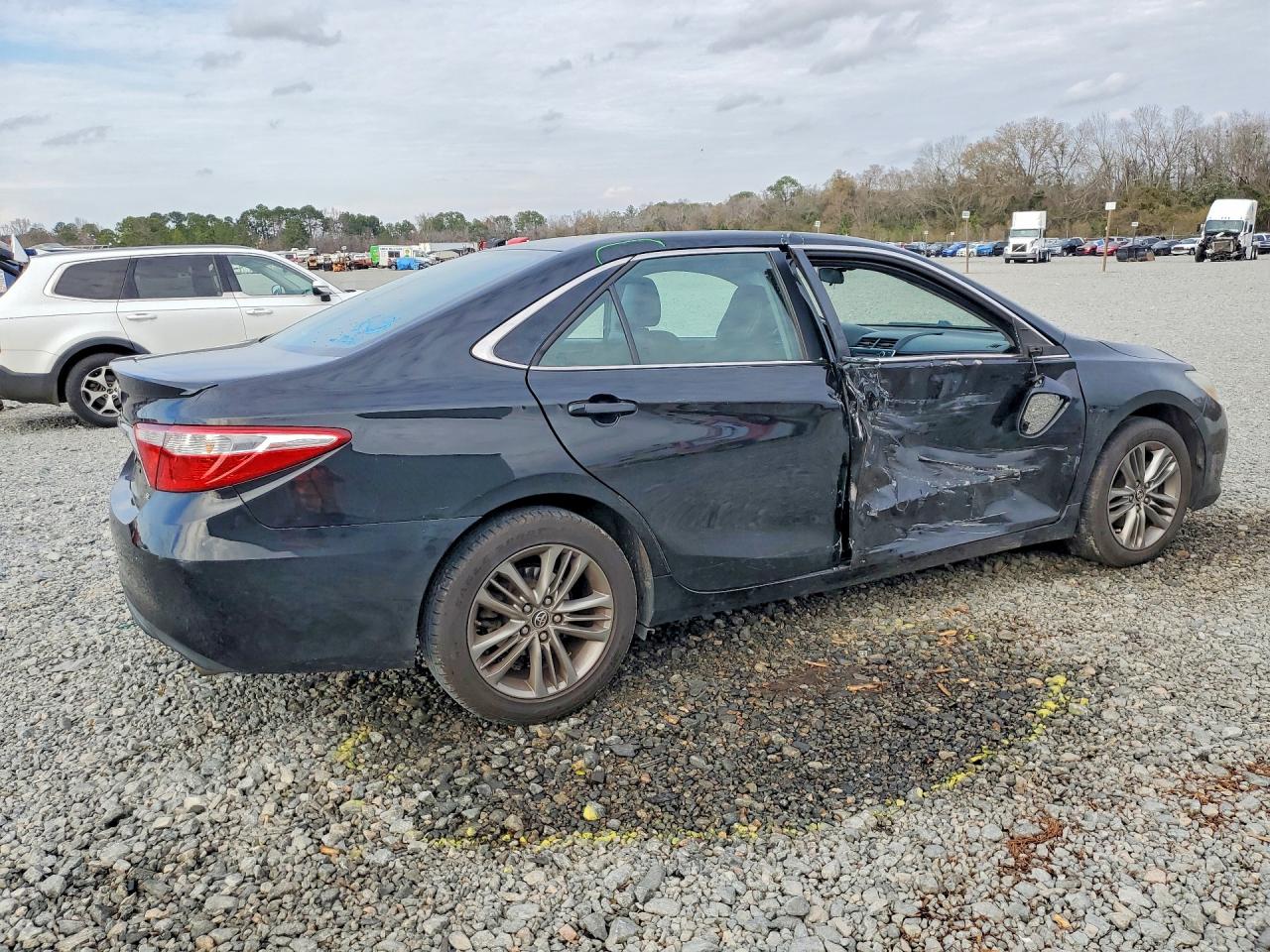2015 TOYOTA CAMRY SE photo 5