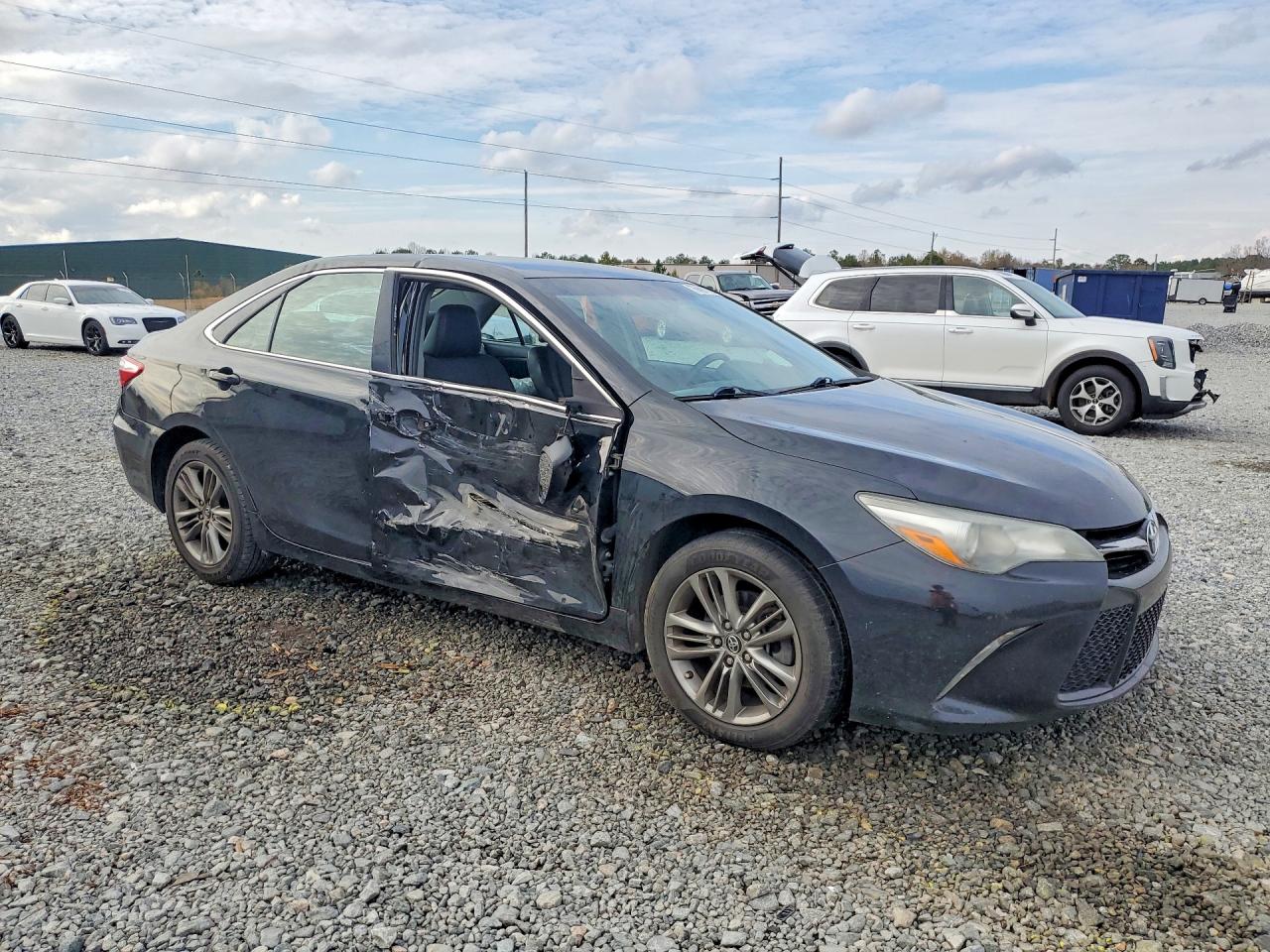 2015 TOYOTA CAMRY SE photo 7