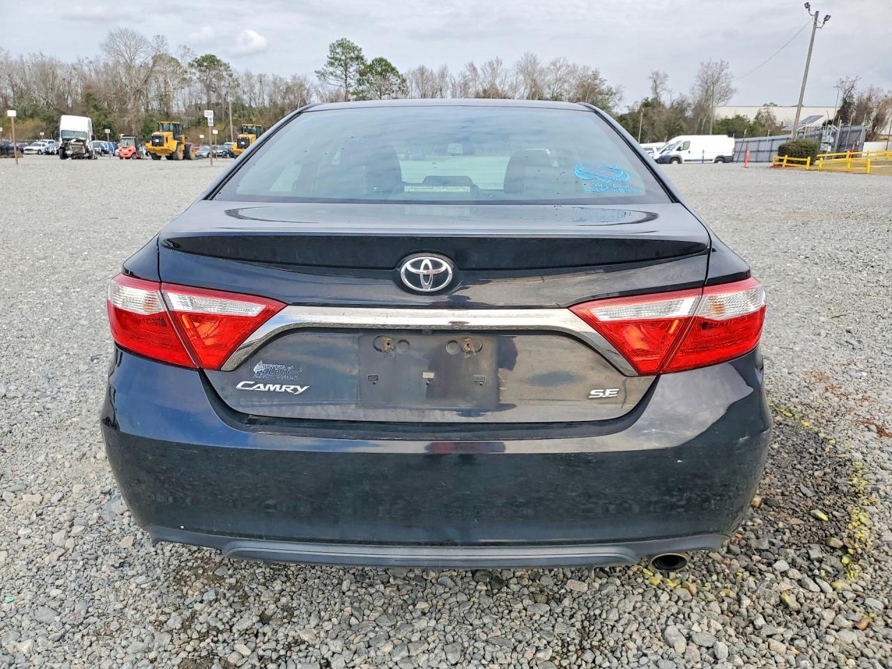 2015 TOYOTA CAMRY SE photo 11