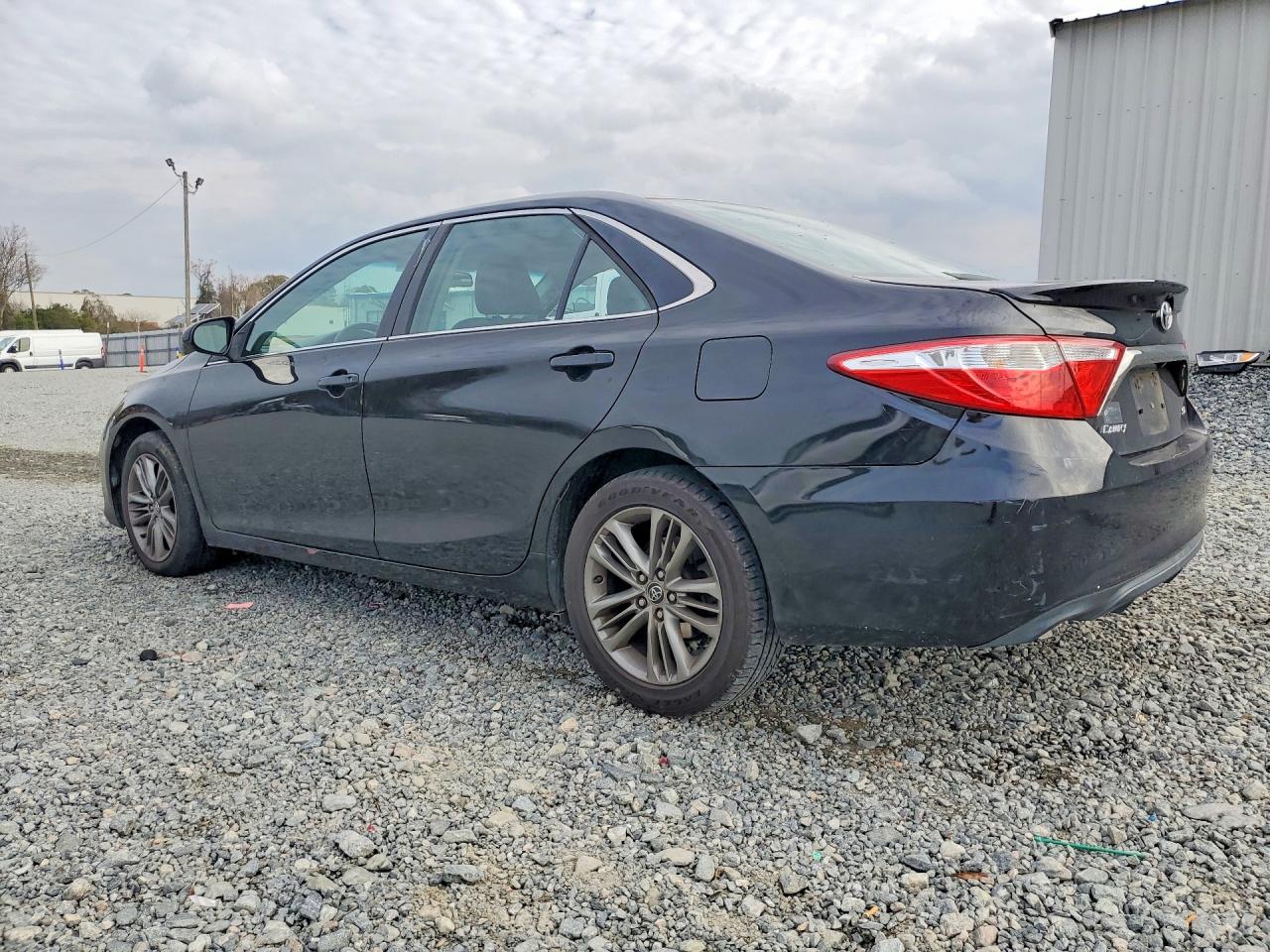 2015 TOYOTA CAMRY SE photo 3