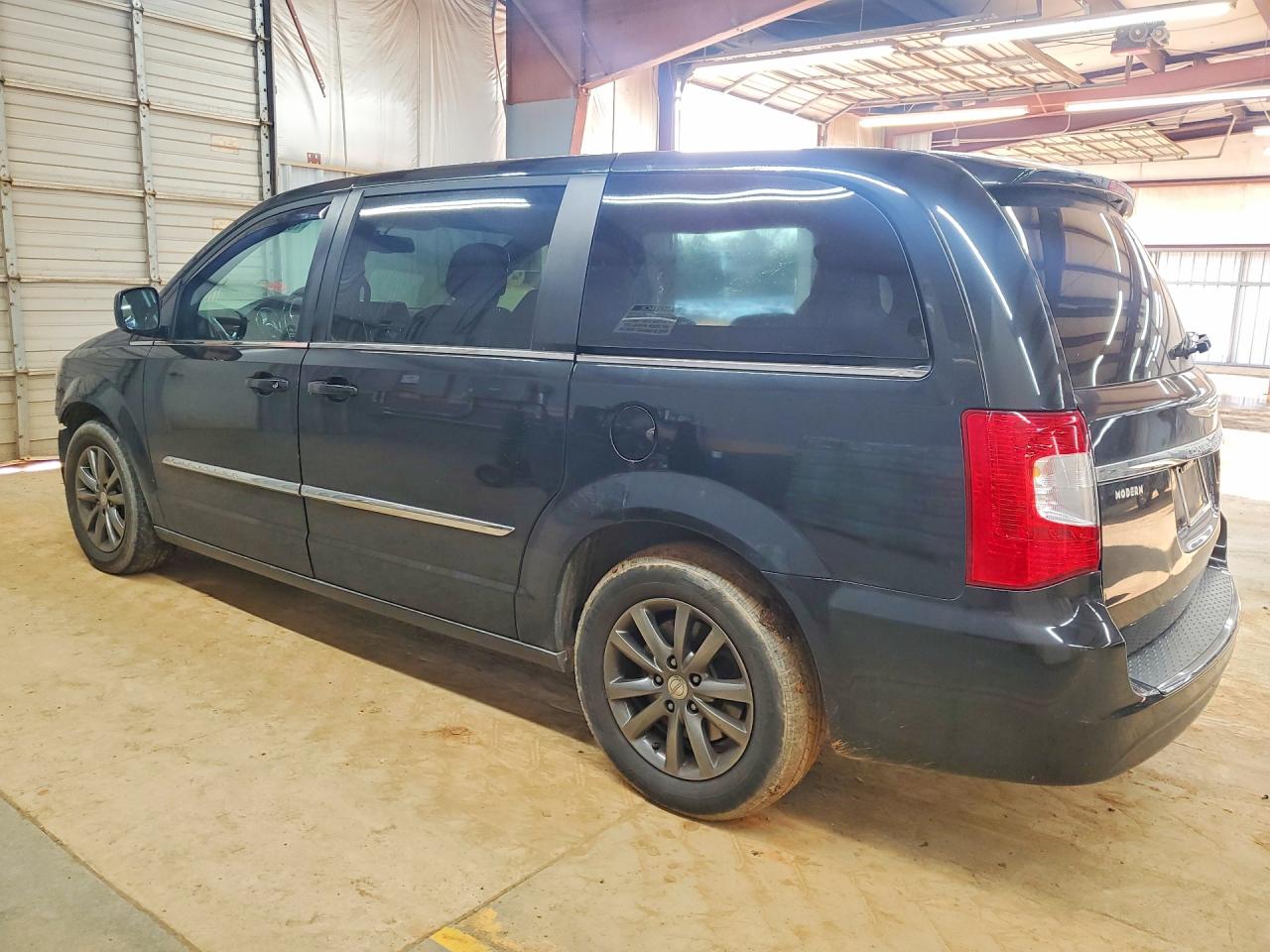 2015 CHRYSLER TOWN & COUNTRY S photo 3
