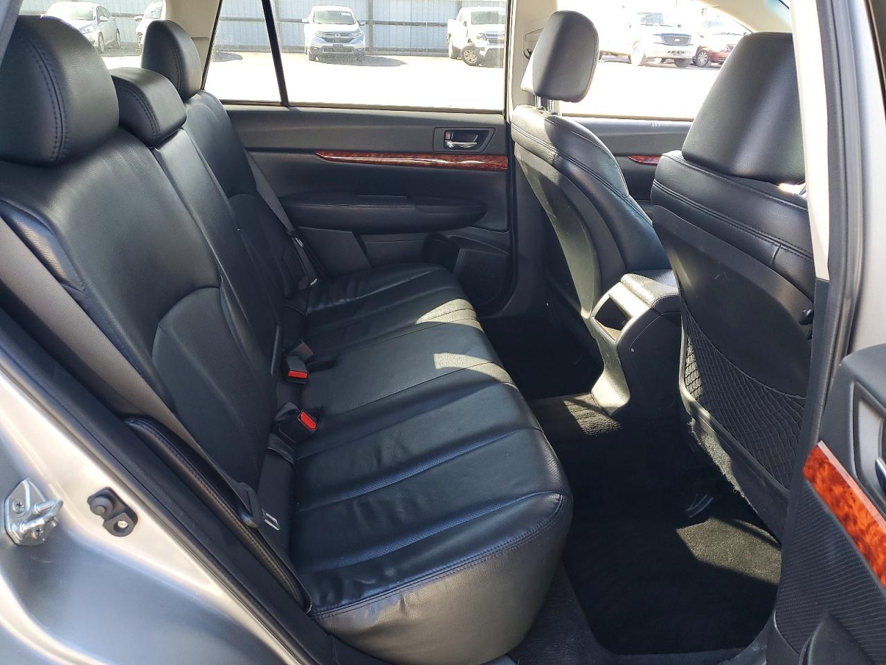 2011 SUBARU OUTBACK photo 11