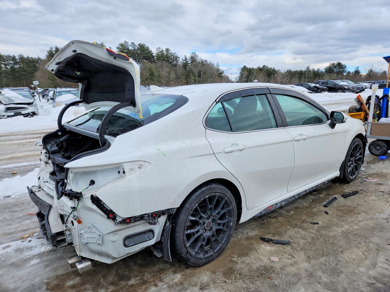 2021 TOYOTA CAMRY SE photo 3