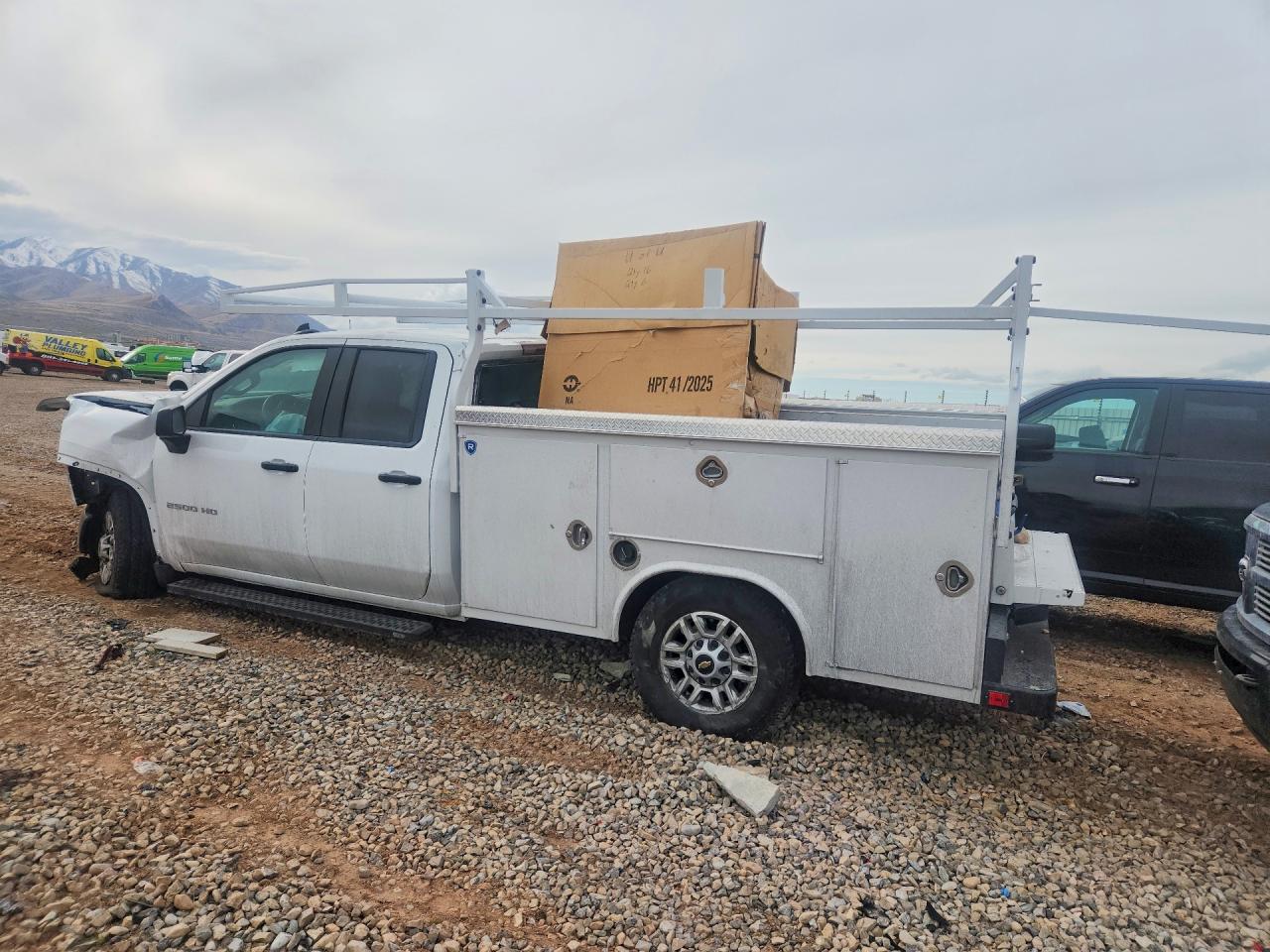 2025 CHEVROLET SILVERADO C2500 HEAVY DUTY photo 3