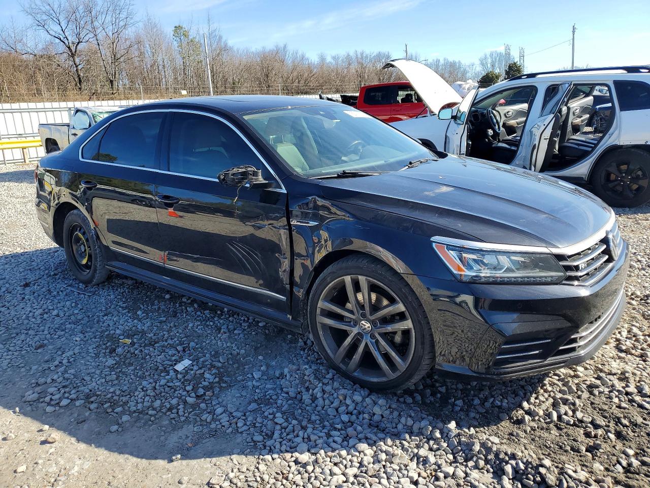 2019 VOLKSWAGEN PASSAT SE R-LINE photo 4