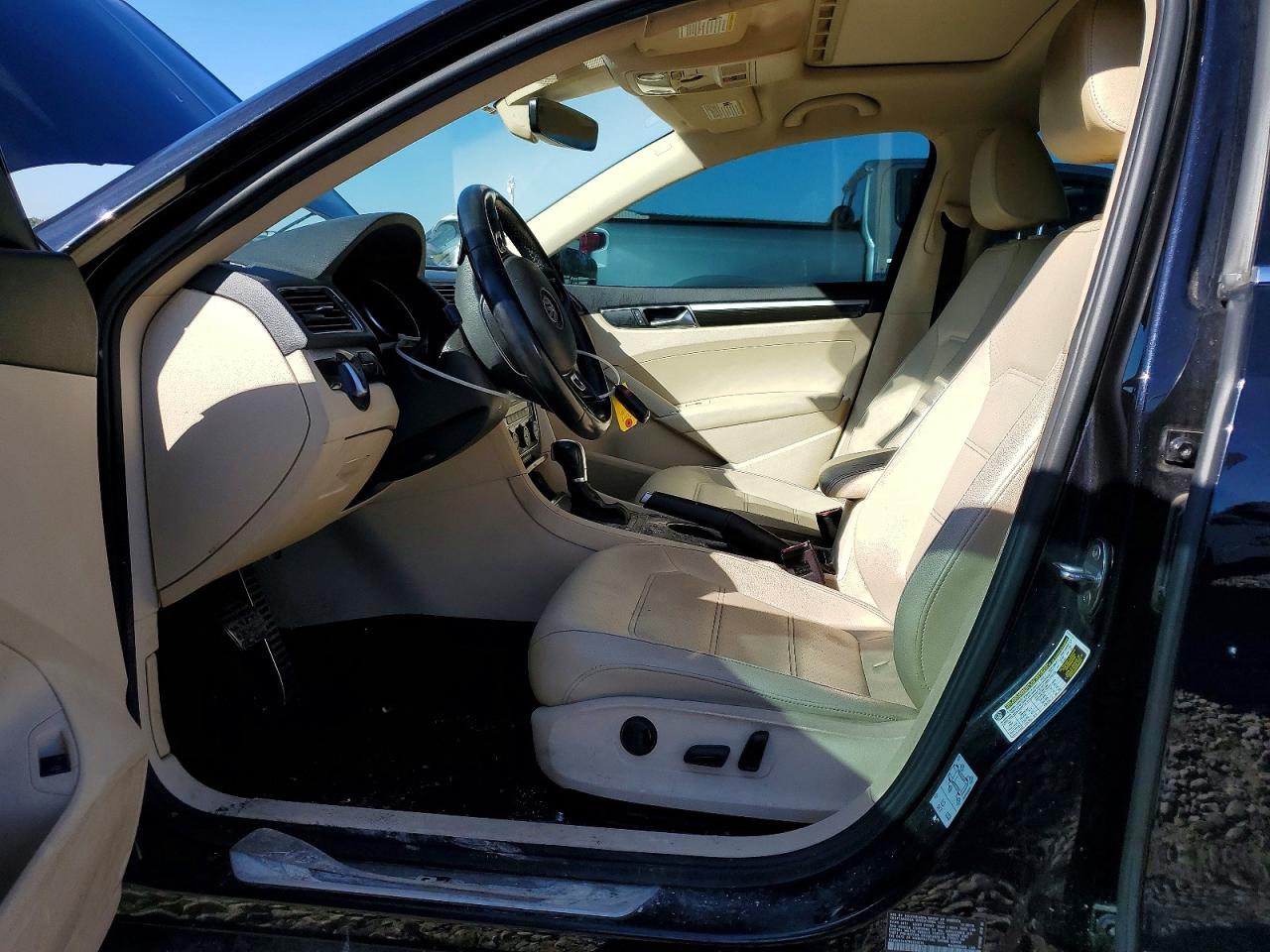 2019 VOLKSWAGEN PASSAT SE R-LINE photo 7