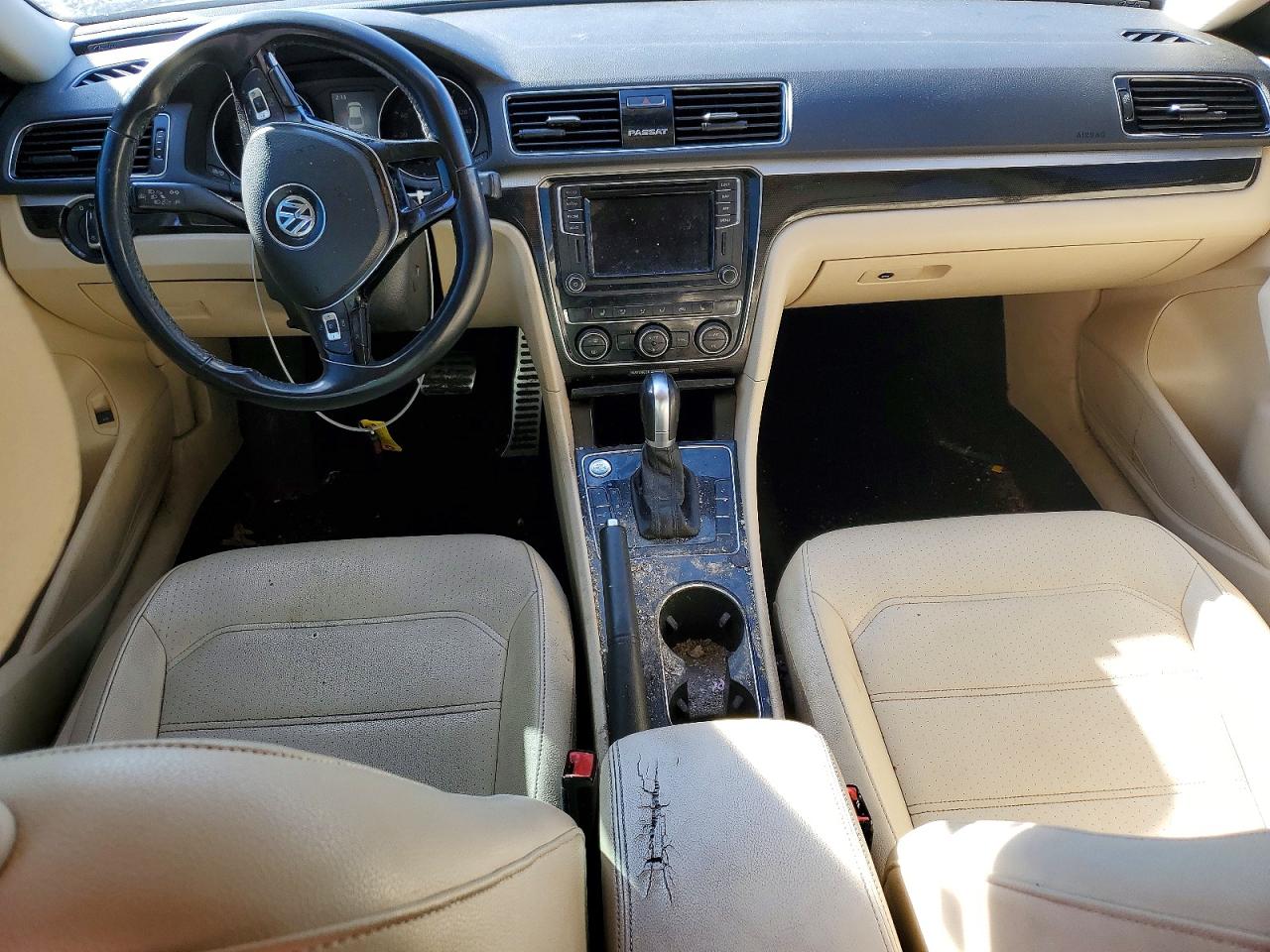 2019 VOLKSWAGEN PASSAT SE R-LINE photo 8