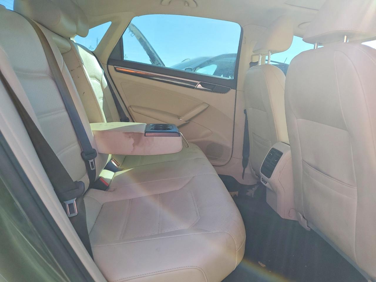 2019 VOLKSWAGEN PASSAT SE R-LINE photo 10