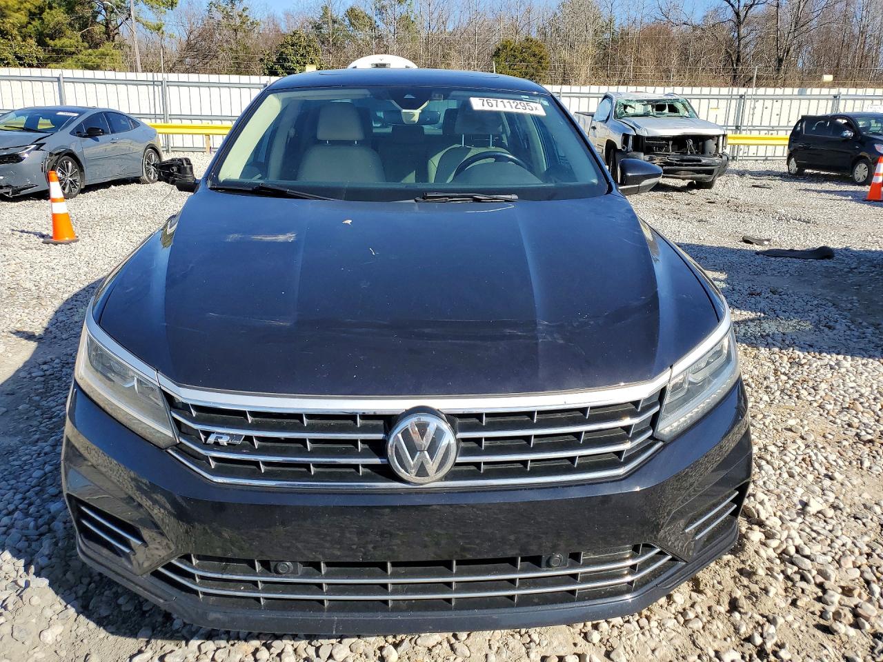 2019 VOLKSWAGEN PASSAT SE R-LINE photo 5